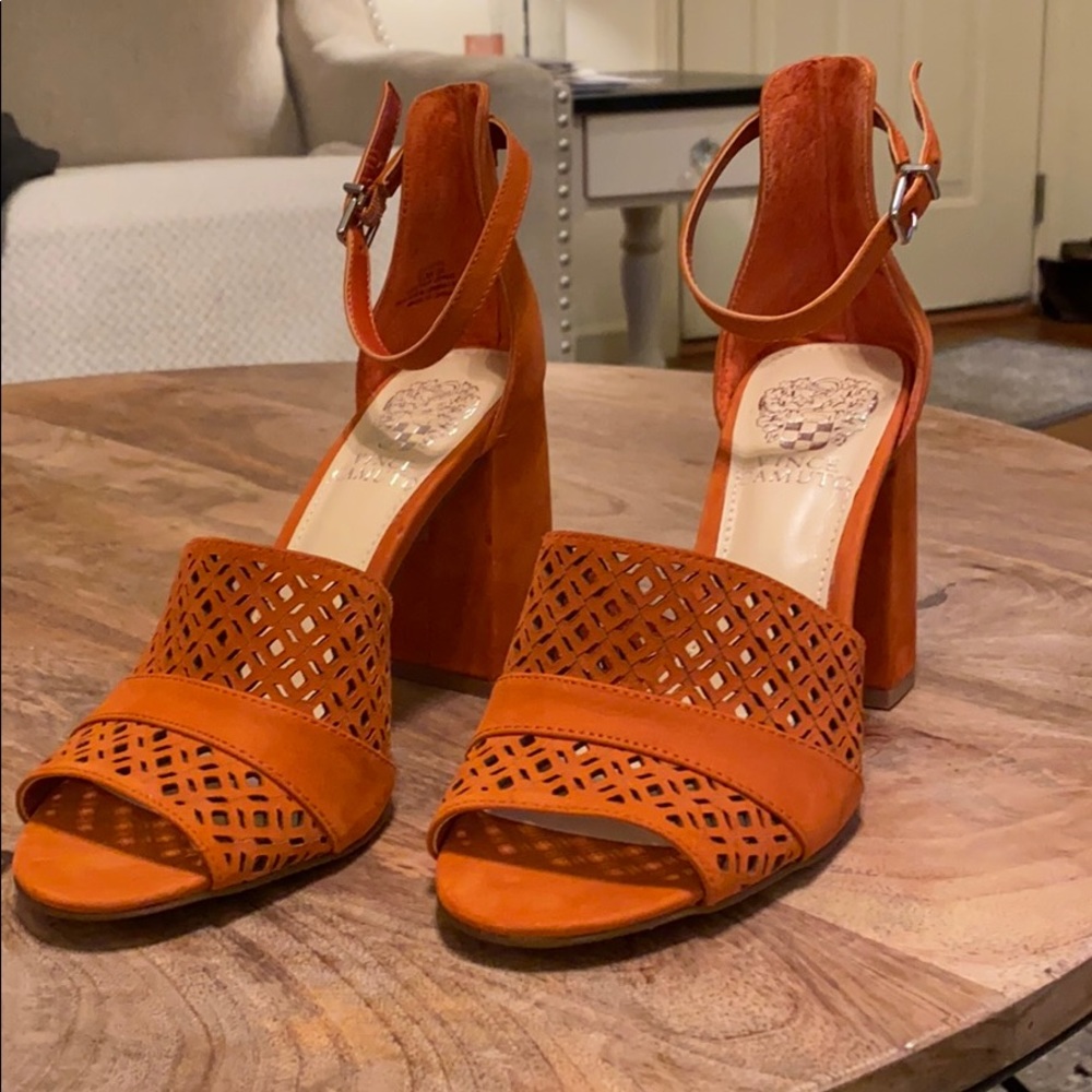 🧡Vince Camuto Stunning Appliqué Orange Heels🧡